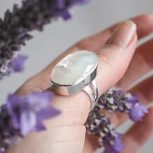 Load image into Gallery viewer, LA STELE MOTHER OF PEARL RING
